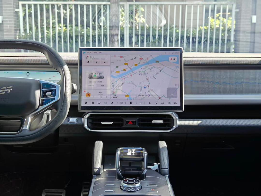 SUV Jetour tout-terrain gris avec toit panoramique et écran tactile